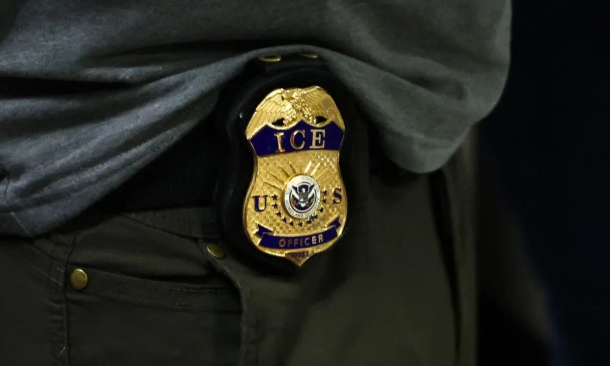 Trump amplió las facultades del ICE para detener a refugiados admitidos legalmente en EU que aún no han obtenido la residencia permanente.