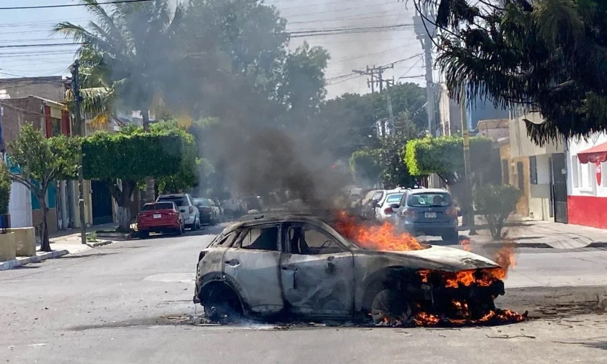 La Embajada de EU en México lanzó una alerta de seguridad debido a la ola de violencia en México tras el abatimiento de 'El Mencho'.
