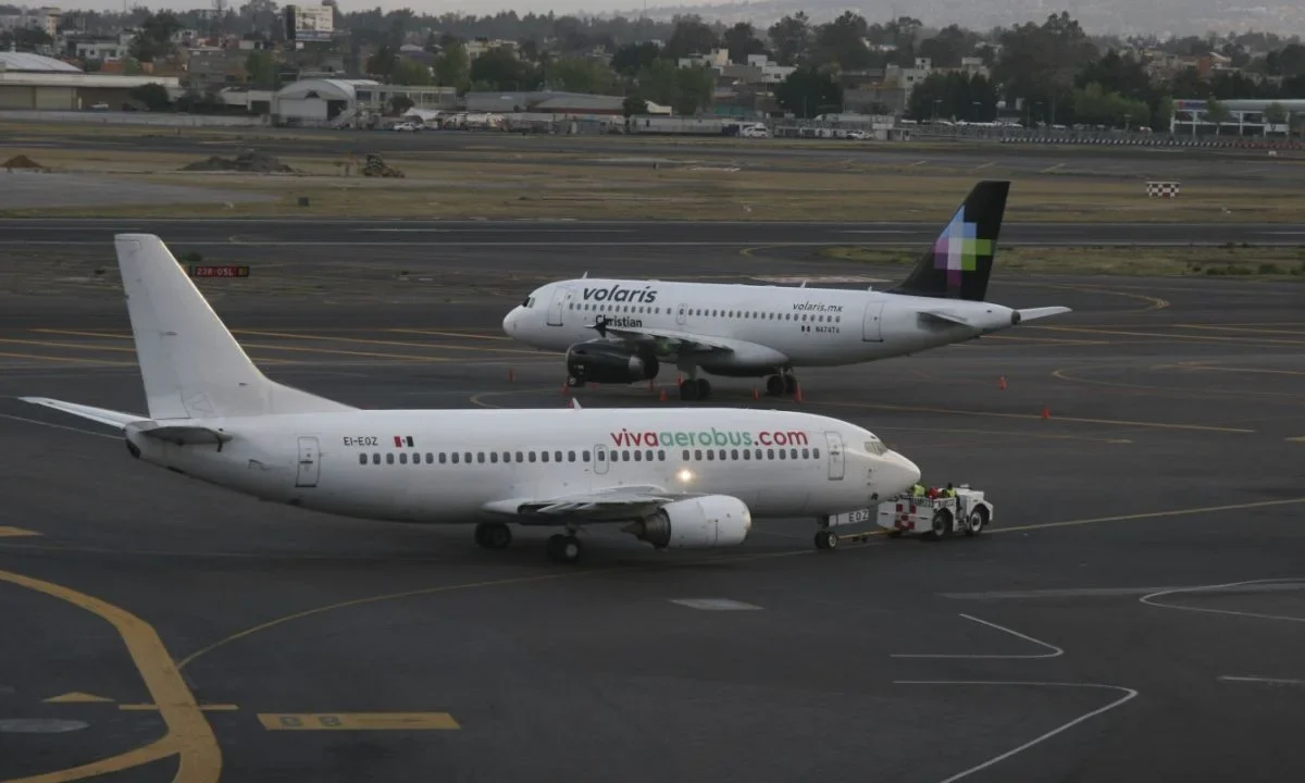 Expertos aseguran que boletos de avión aumentarán de precio en México con alianza entre Viva Aerobús y Volaris, captará mayor parte del mercado 
