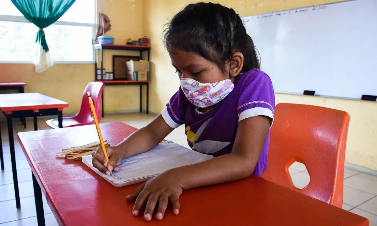 Salud Jalisco instruye el uso obligatorio de cubrebocas en escuelas de municipios de Guadalajara por aumento de casos de sarampión.