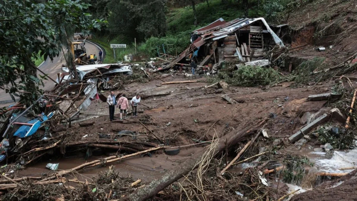 Los delegados de la secretaria de Bienestar dialogan con los lugareños afectados por la tormenta Jerry para aceptar el cambio.