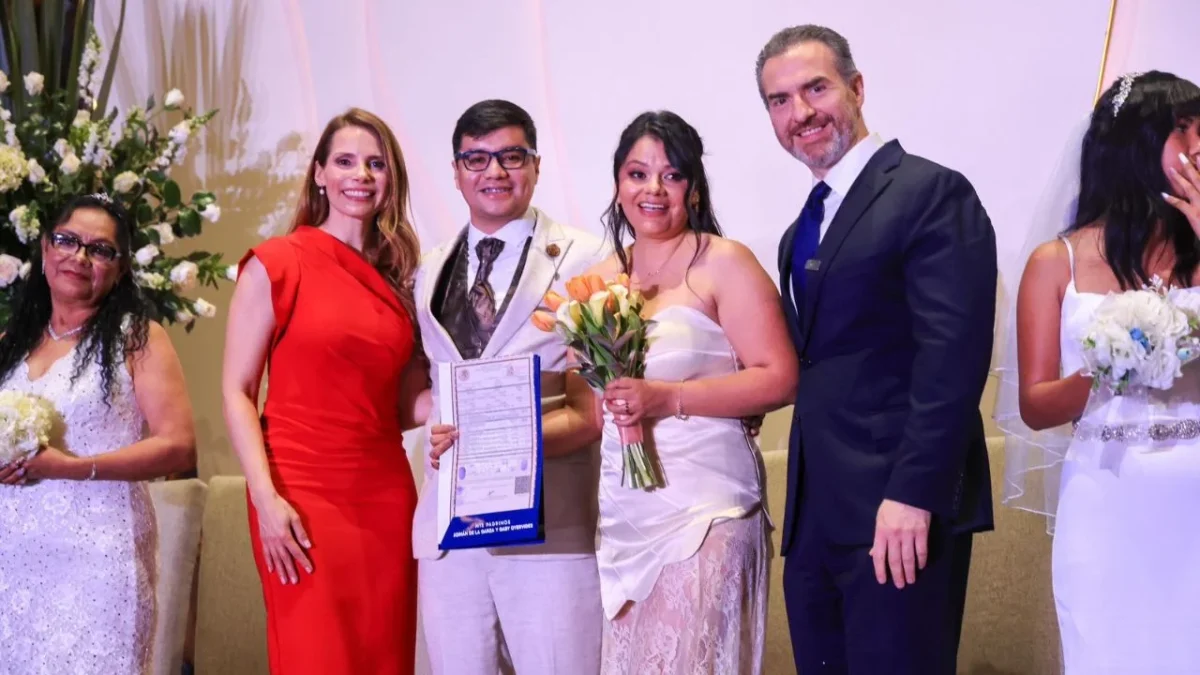 A través del programa 'Oficialmente Juntos', el DIF Monterrey organizó una boda colectiva en la que cientos de parejas formalizaron su unión.
