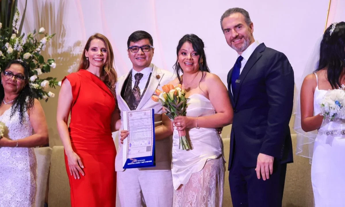 A través del programa 'Oficialmente Juntos', el DIF Monterrey organizó una boda colectiva en la que cientos de parejas formalizaron su unión.