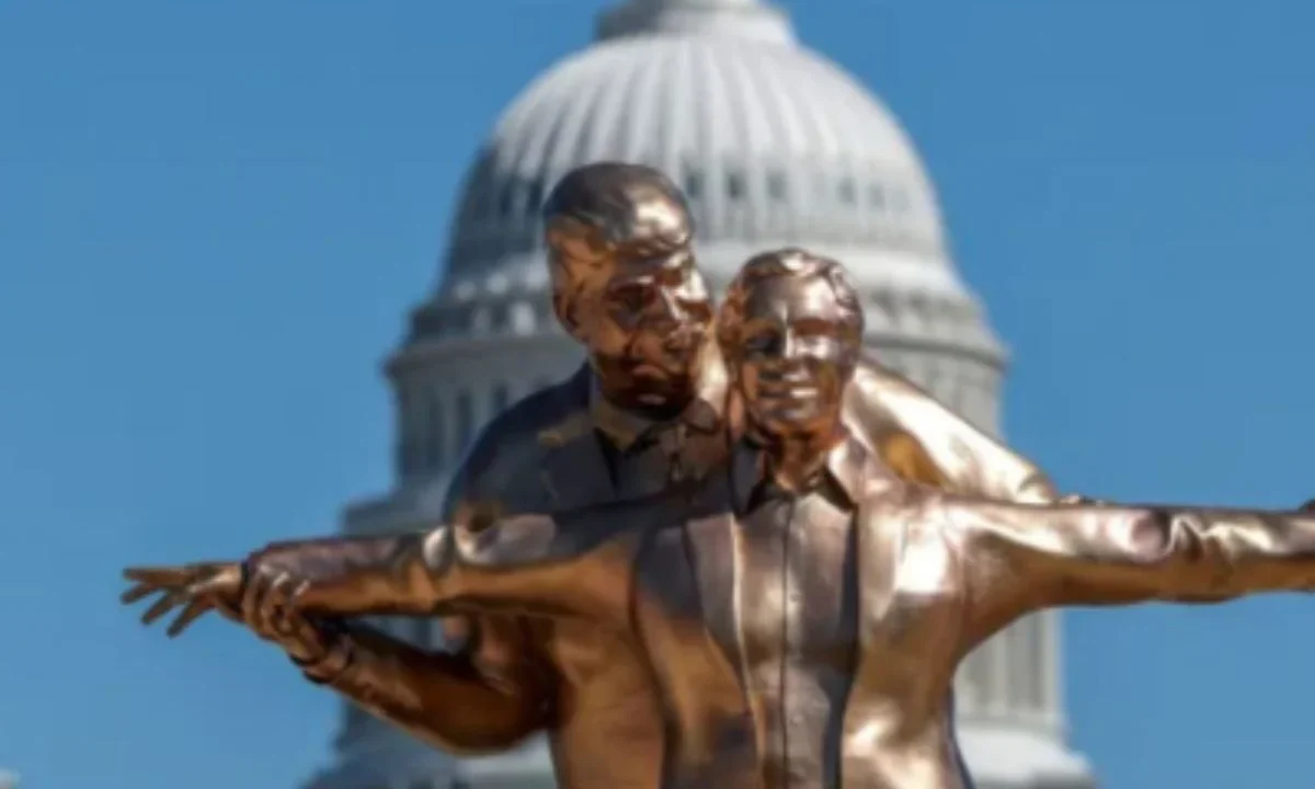 Activistas colocan estatua de Trump y Epstein en el National Mall