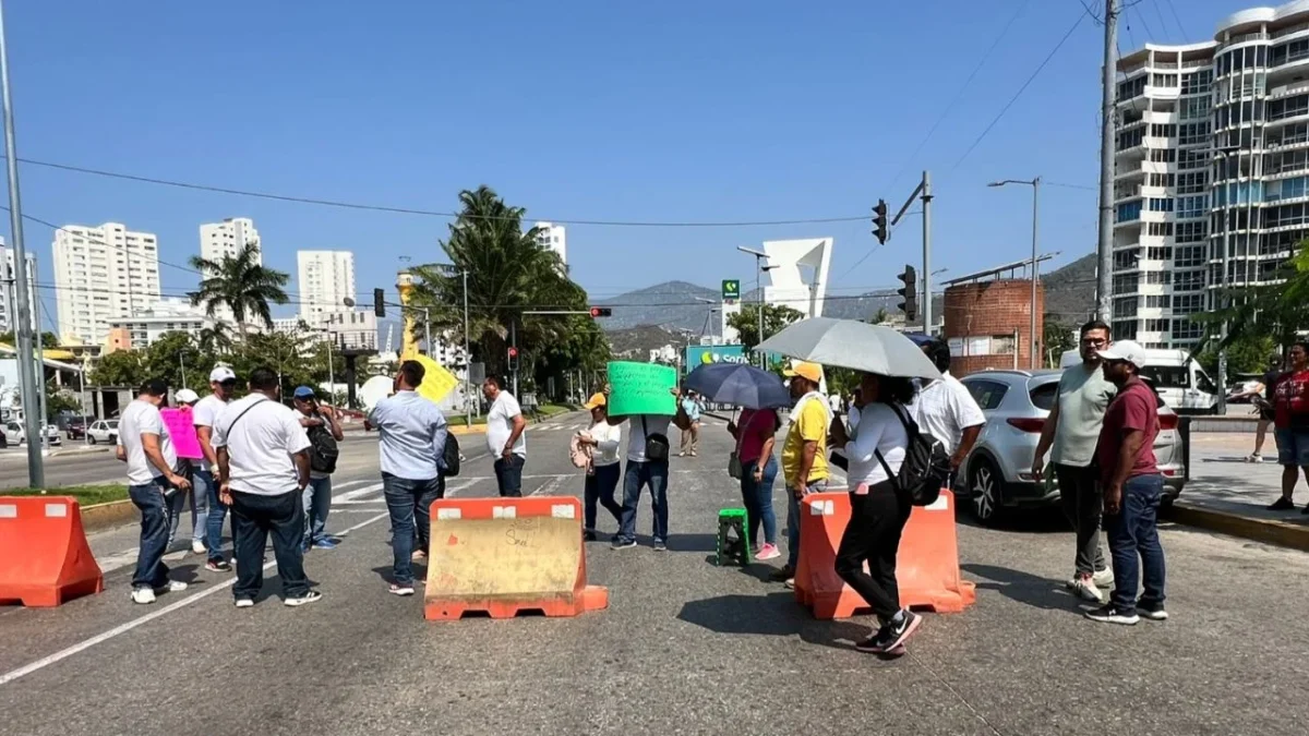 Administrativos de Educación bloquean la Costera en Acapulco por la falta de pagos de dos quincenas