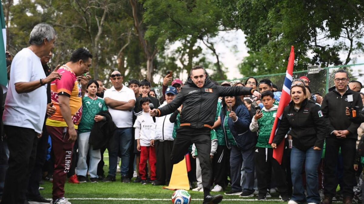 Adrián Rubalcava entrega dos canchas de futbol en Cuajimalpa
