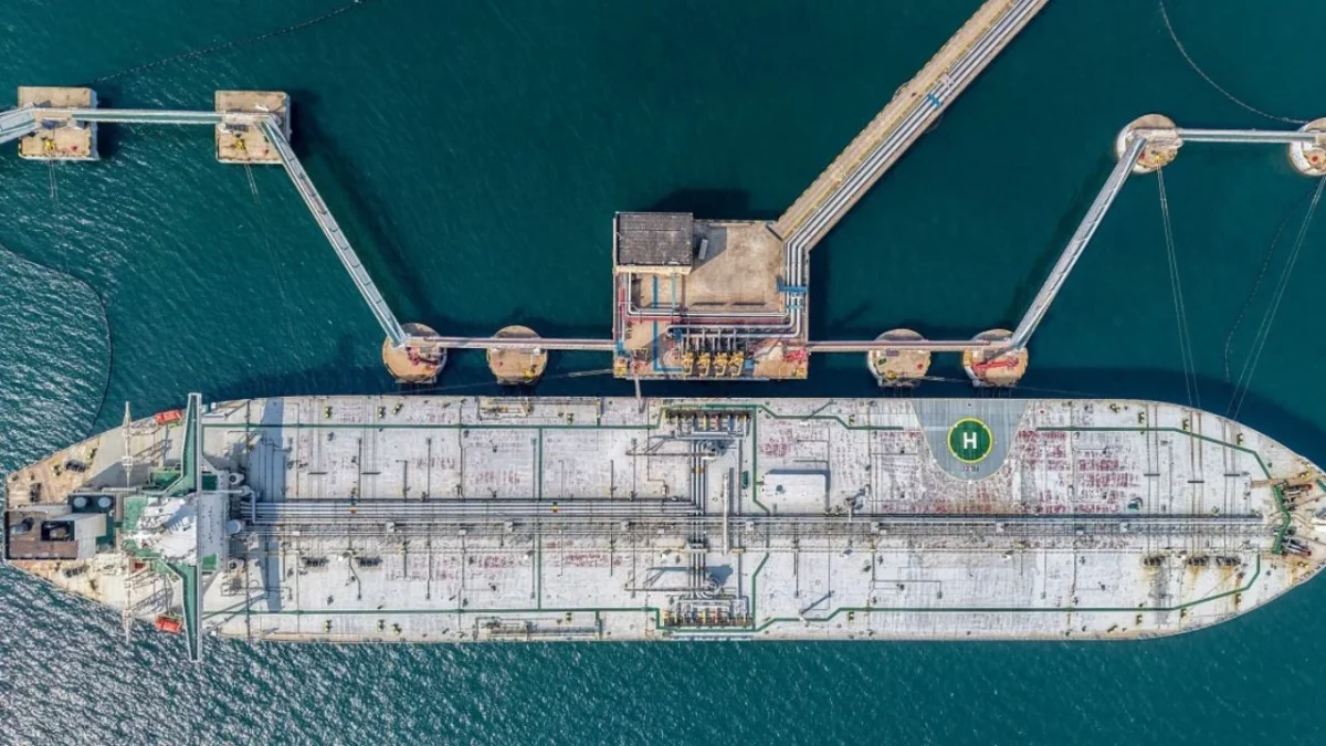 Bajan precios del petróleo y dan ligero optimismo mundial