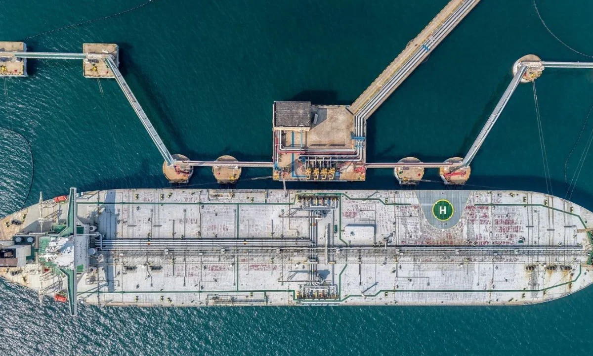 Bajan precios del petróleo y dan ligero optimismo mundial