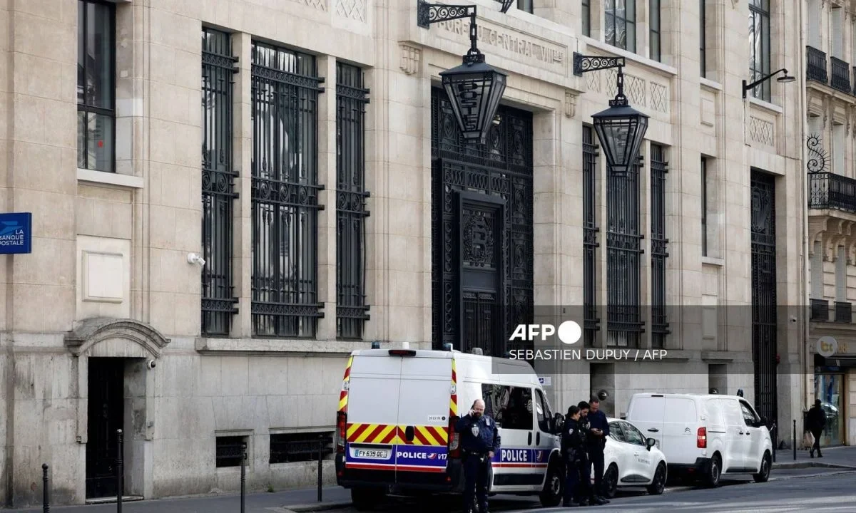 Caen dos por atentado a sede de Bank of America en París