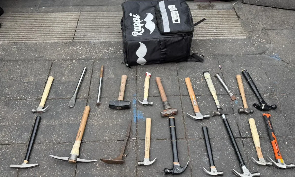 Detienen a presuntos manifestantes con martillos en la marcha del 8M CDMX