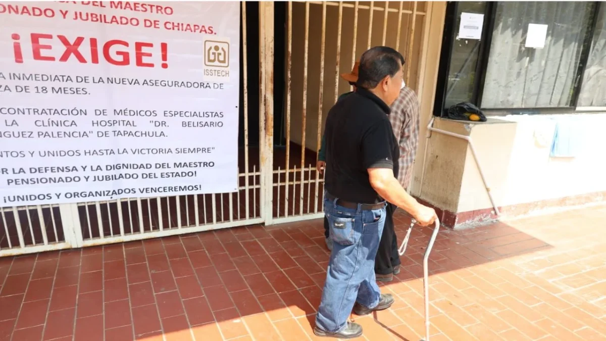 Docentes retirados toman Unidad Administrativa de Tapachula, exigen mejora en clínica