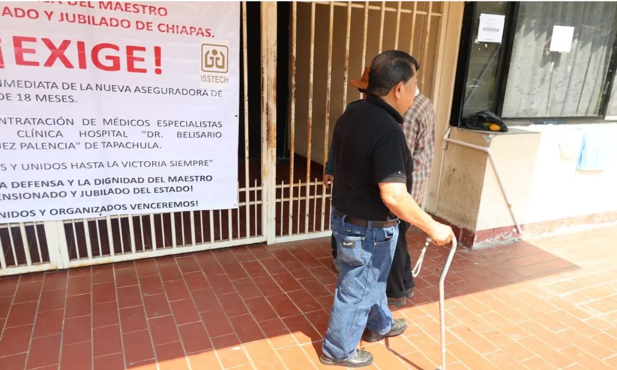 Docentes retirados toman Unidad Administrativa de Tapachula, exigen mejora en clínica
