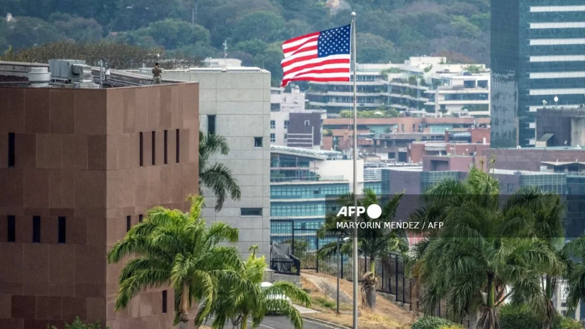 EU iza su bandera en la embajada de Venezuela luego de siete años
