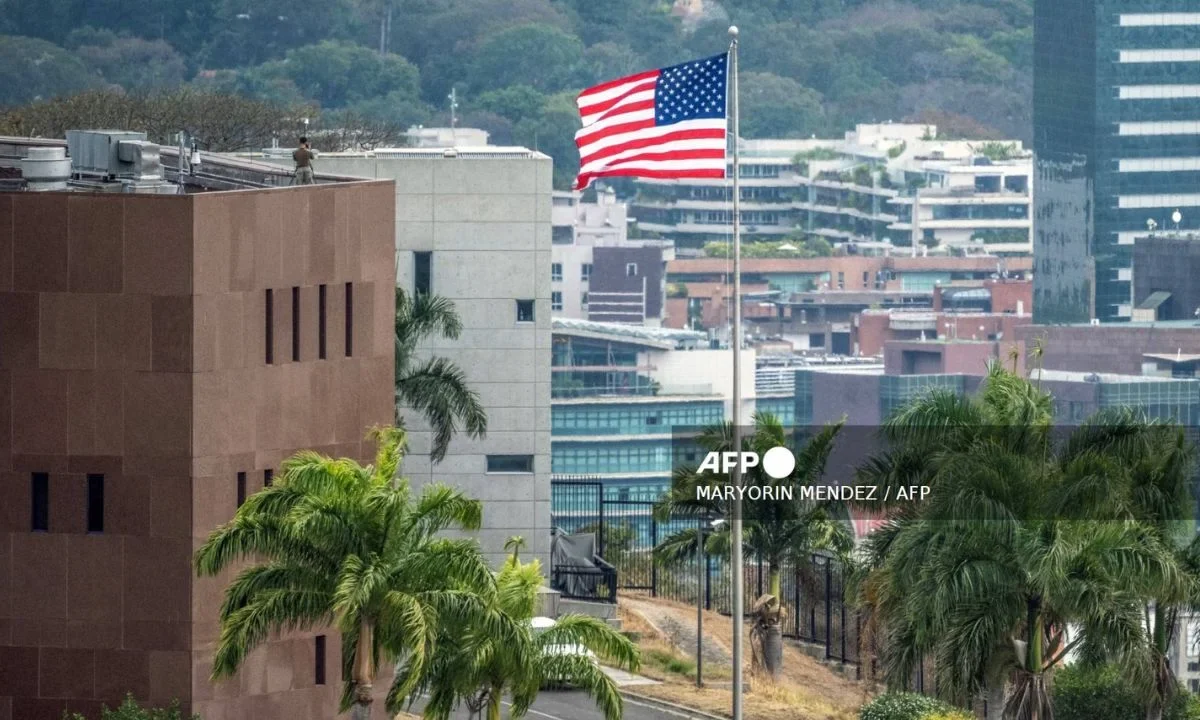 EU iza su bandera en la embajada de Venezuela luego de siete años