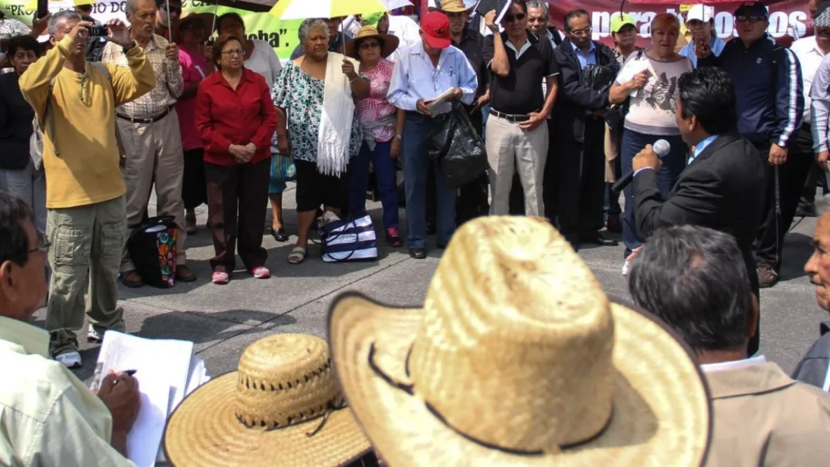 Jubilados protestan por reforma de pensiones en San Lázaro
