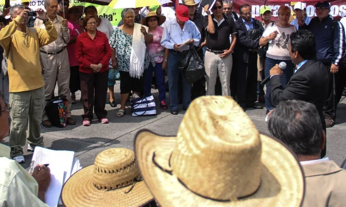 Jubilados protestan por reforma de pensiones en San Lázaro