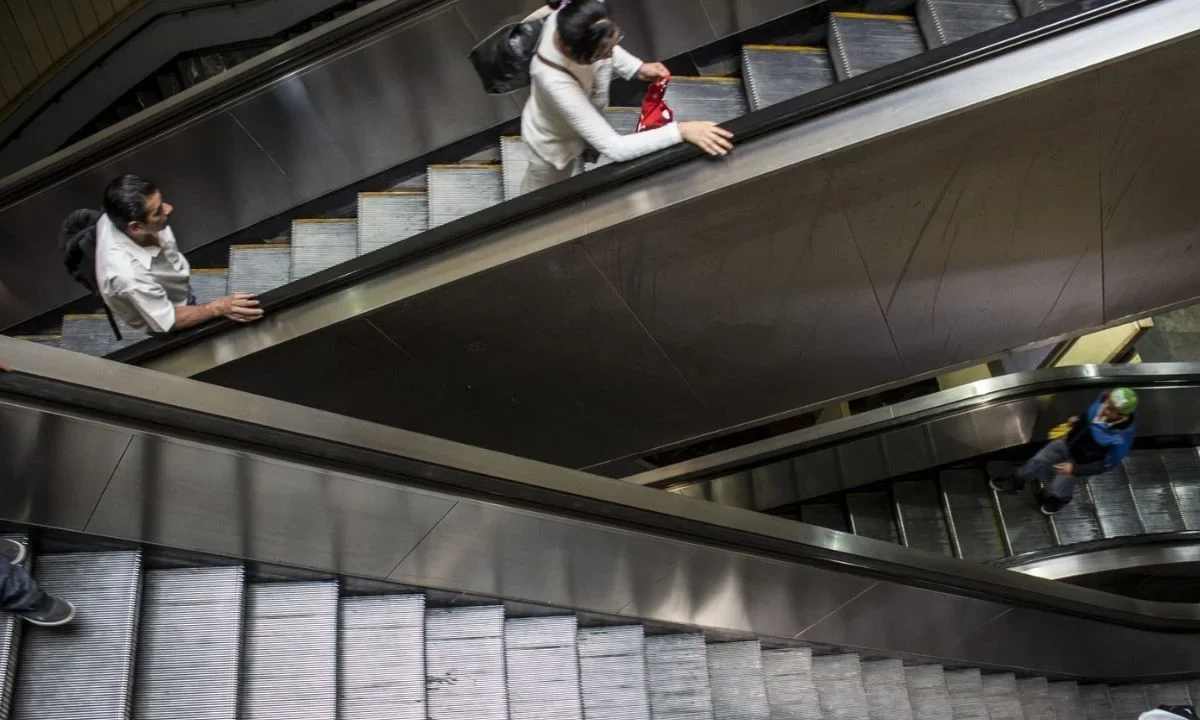 Muere hombre tras caer en estación de Metro Camarones