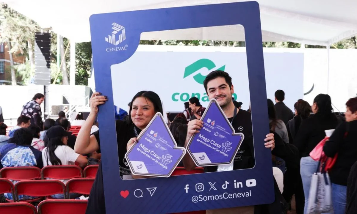 Participan más de mil personas en clase gratuita de inversiones en CDMX