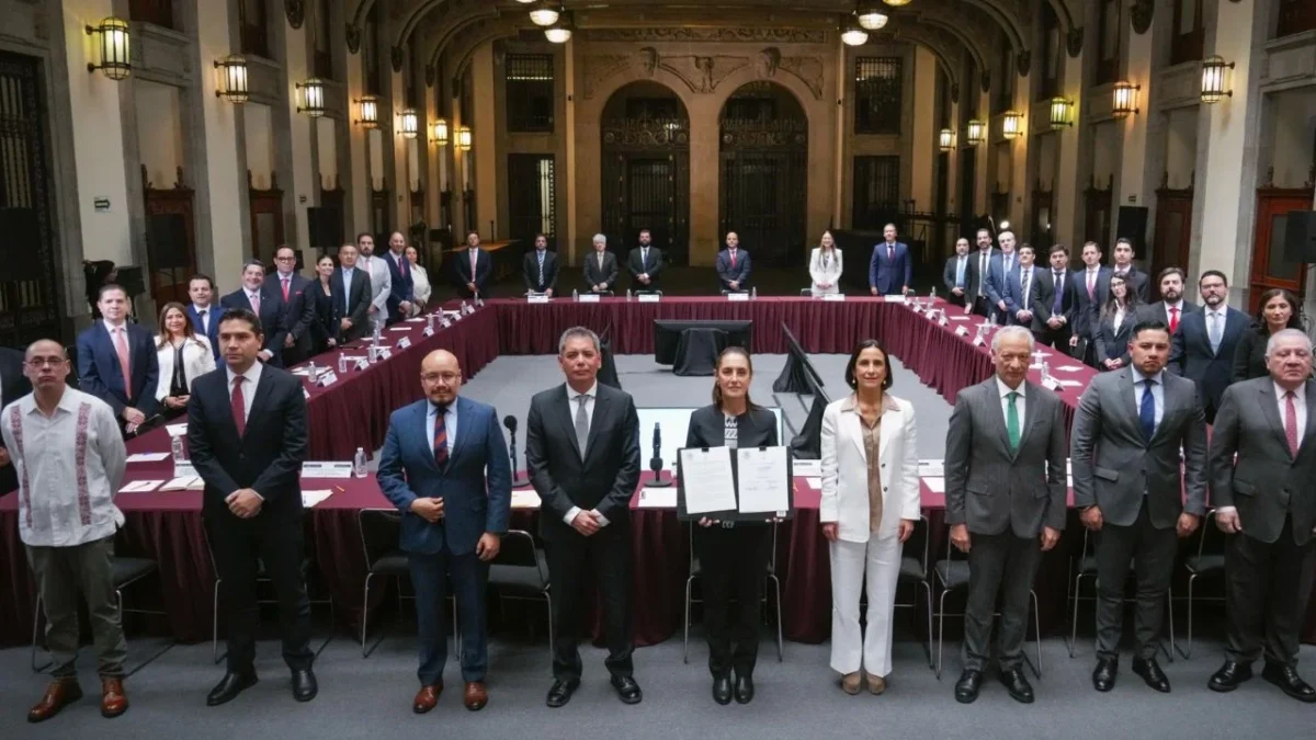 Sheinbaum acuerda topar litro de gasolina a 24 pesos