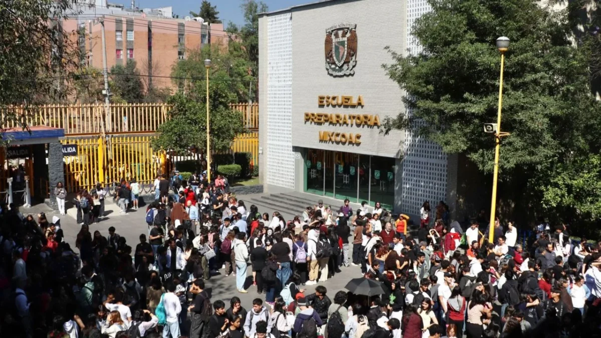 Sheinbaum presenta Programa de Salud Mental a estudiantes tras el caso de Michoacán