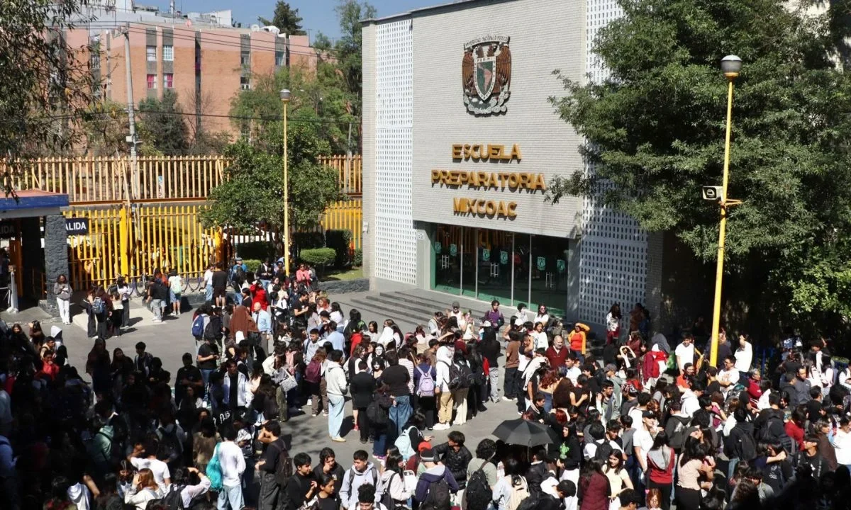 Sheinbaum presenta Programa de Salud Mental a estudiantes tras el caso de Michoacán