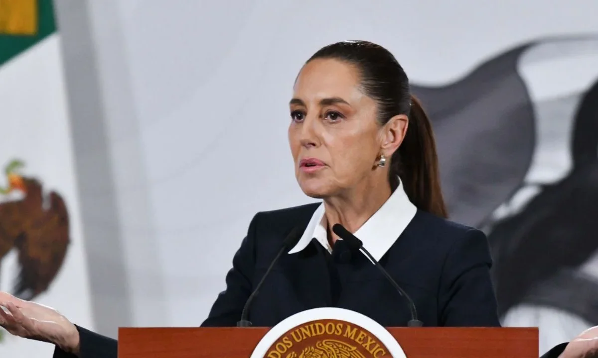 Sheinbaum prevé área para taxis de plataforma en el AICM