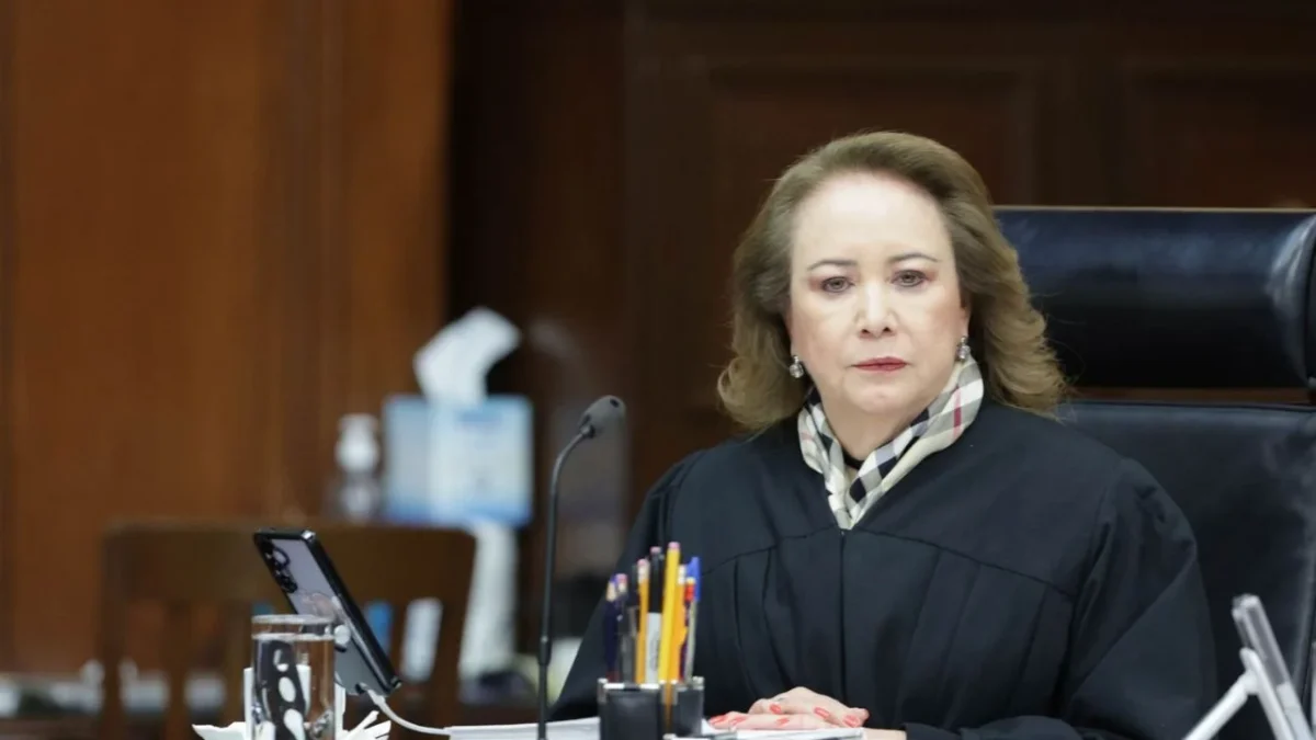 Yasmín Esquivel recibe presea al mérito en defensa constitucional