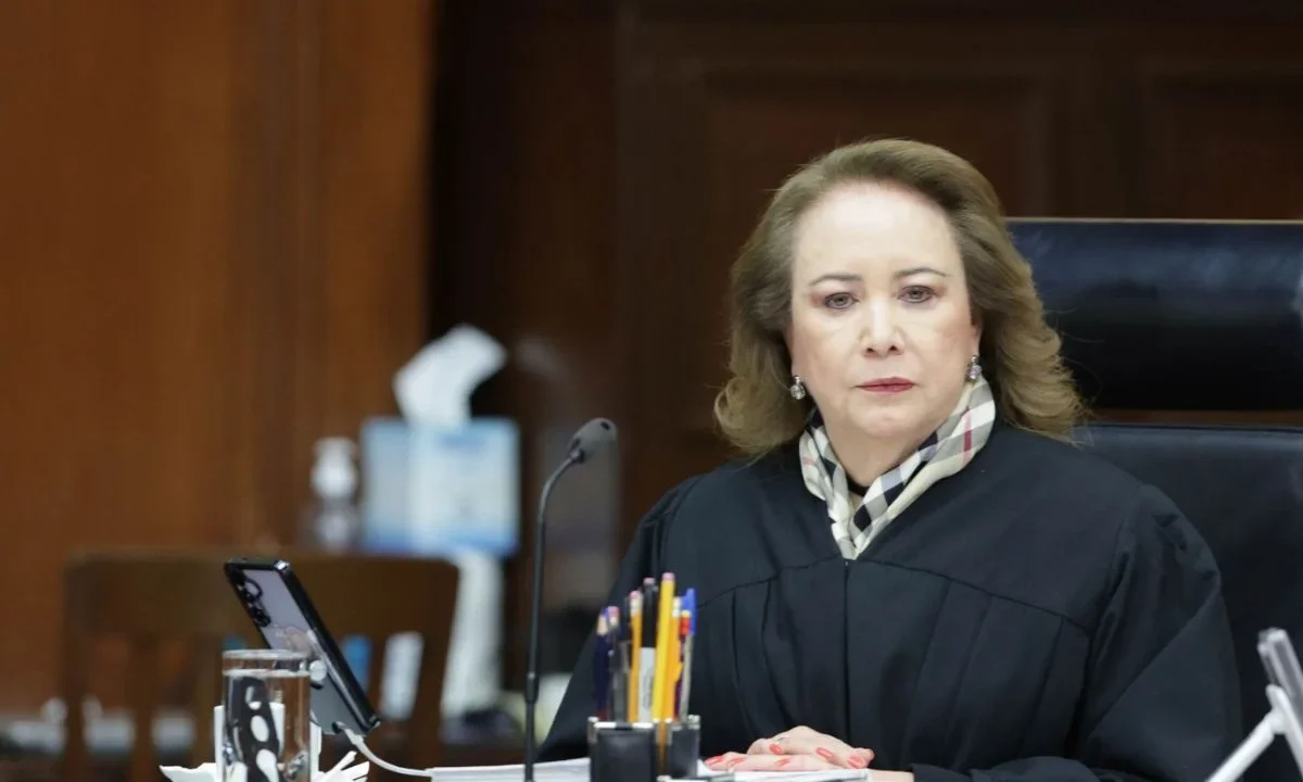 Yasmín Esquivel recibe presea al mérito en defensa constitucional