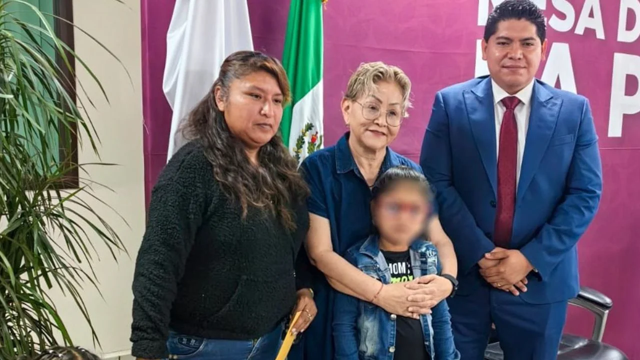 Karla, hija de Karina Lizbeth, recibió un apoyo económico por parte del ayuntamiento de La Paz, Estado de México, como parte de la reparación del daño siete años después de la muerte de su madre