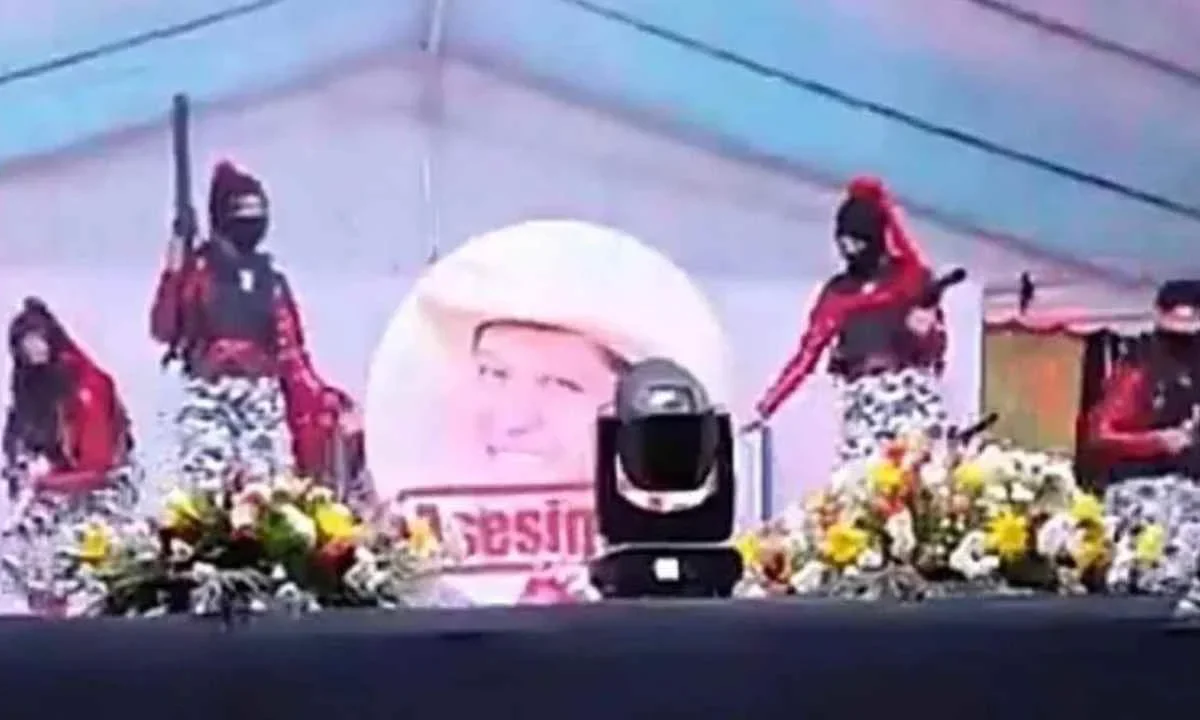 MICHOACÁN. Los jóvenes participaron en un concurso de baile, pero simularon ser sicarios.