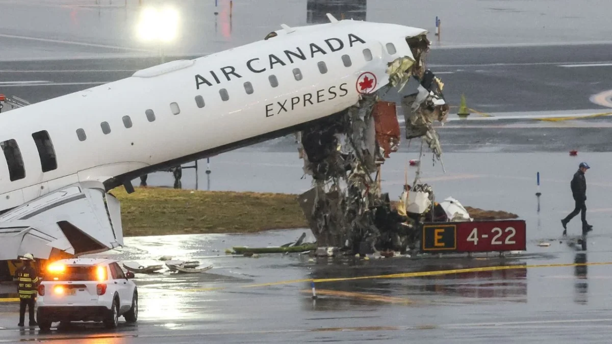 El choque de un avión con un camión de bomberos en el aeropuerto LaGuardia de Nueva York dejó un saldo de dos muertos y 41 heridos.