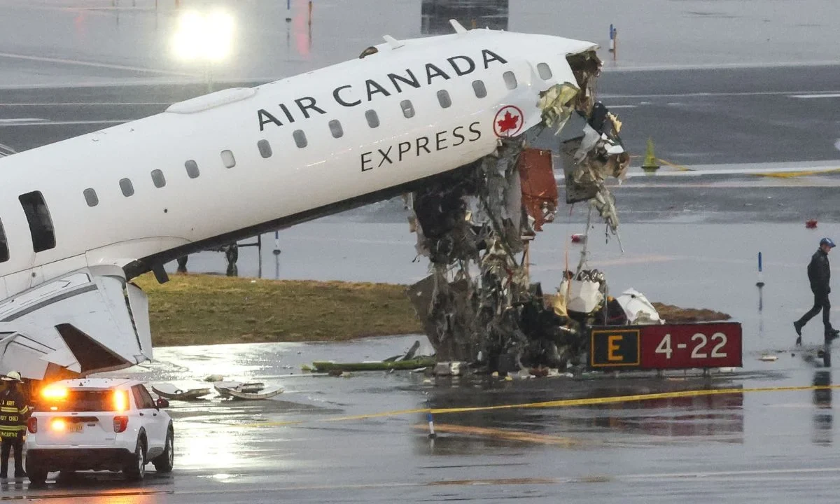 El choque de un avión con un camión de bomberos en el aeropuerto LaGuardia de Nueva York dejó un saldo de dos muertos y 41 heridos.