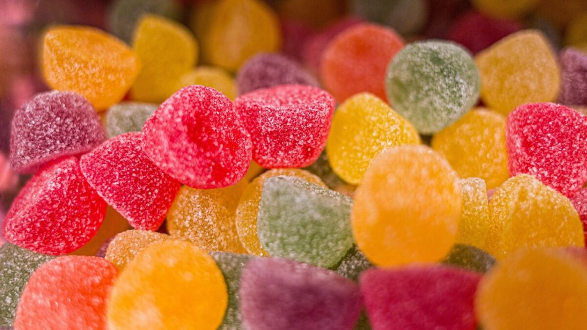 La Fiscalía de Oaxaca investiga el caso de 3 alumnos de secundaria intoxicados por presuntamente comer gomitas con drogas.