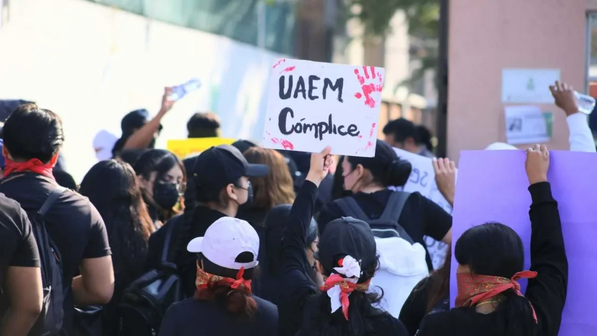 Alumnos de las escuelas de la UAEM mantienen sus protestas en las calles para exigir justicia por los feminicidio de alumnas del plantel.