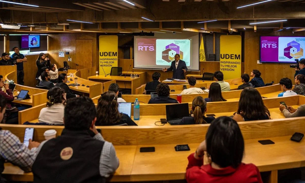 Andrés Mijes, alcalde de Escobedo, presentó a estudiantes de la UDEM el modelo de Reconstrucción del Tejido Social.