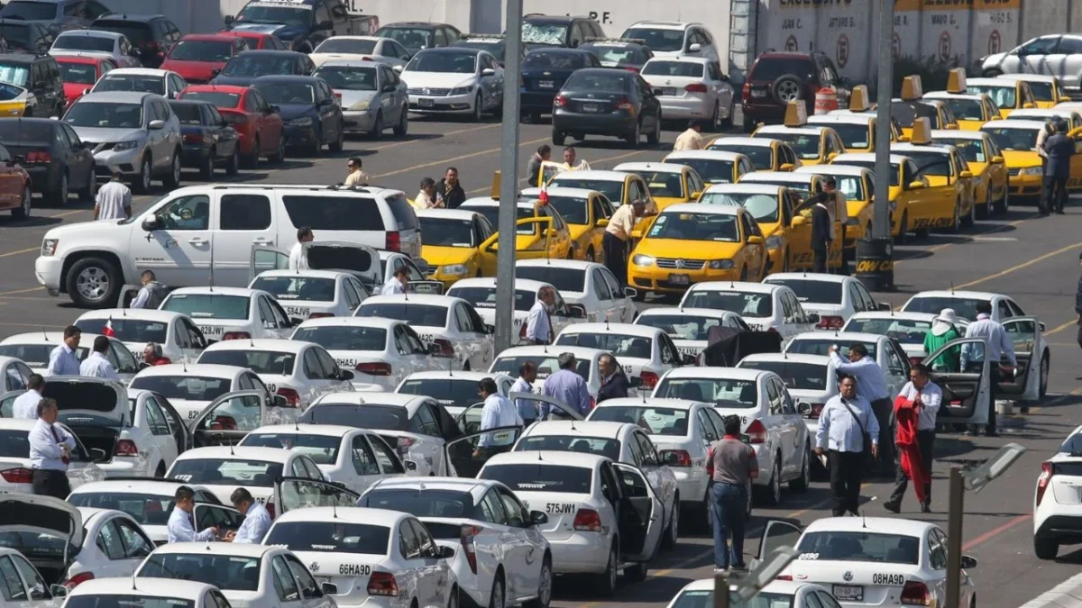 Taxistas aeroportuarios anunciaron bloqueos para el 11 de marzo en ambas terminales del AICM, autoridades piden a usuarios anticipar salidas.