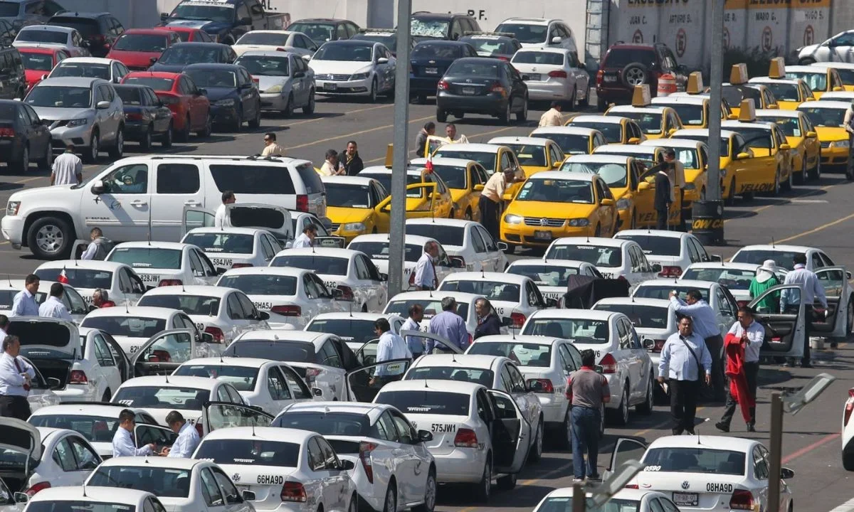 Taxistas aeroportuarios anunciaron bloqueos para el 11 de marzo en ambas terminales del AICM, autoridades piden a usuarios anticipar salidas.
