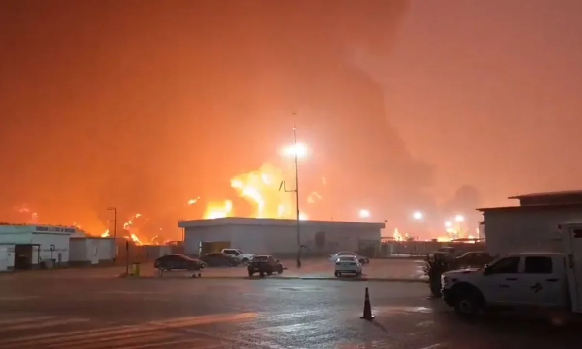 Apoyará Pemex a familias de fallecidos por incendio afuera de refinería Dos Bocas, FGR hará peritajes
