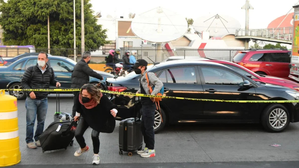 Elementos de la Guardia Nacional realizarán operativos en el AICM para evitar servicios irregulares de transporte, mientras se reubica la bolsa de taxis de la Terminal 2 por obras de infraestructura.