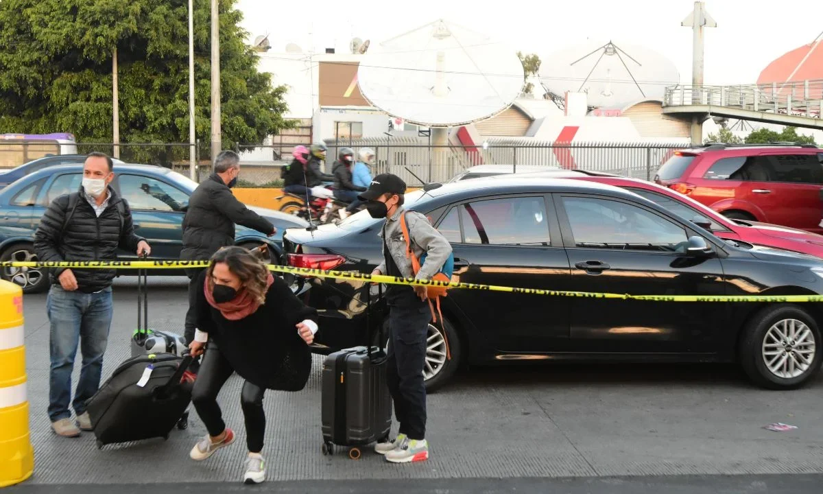 Elementos de la Guardia Nacional realizarán operativos en el AICM para evitar servicios irregulares de transporte, mientras se reubica la bolsa de taxis de la Terminal 2 por obras de infraestructura.