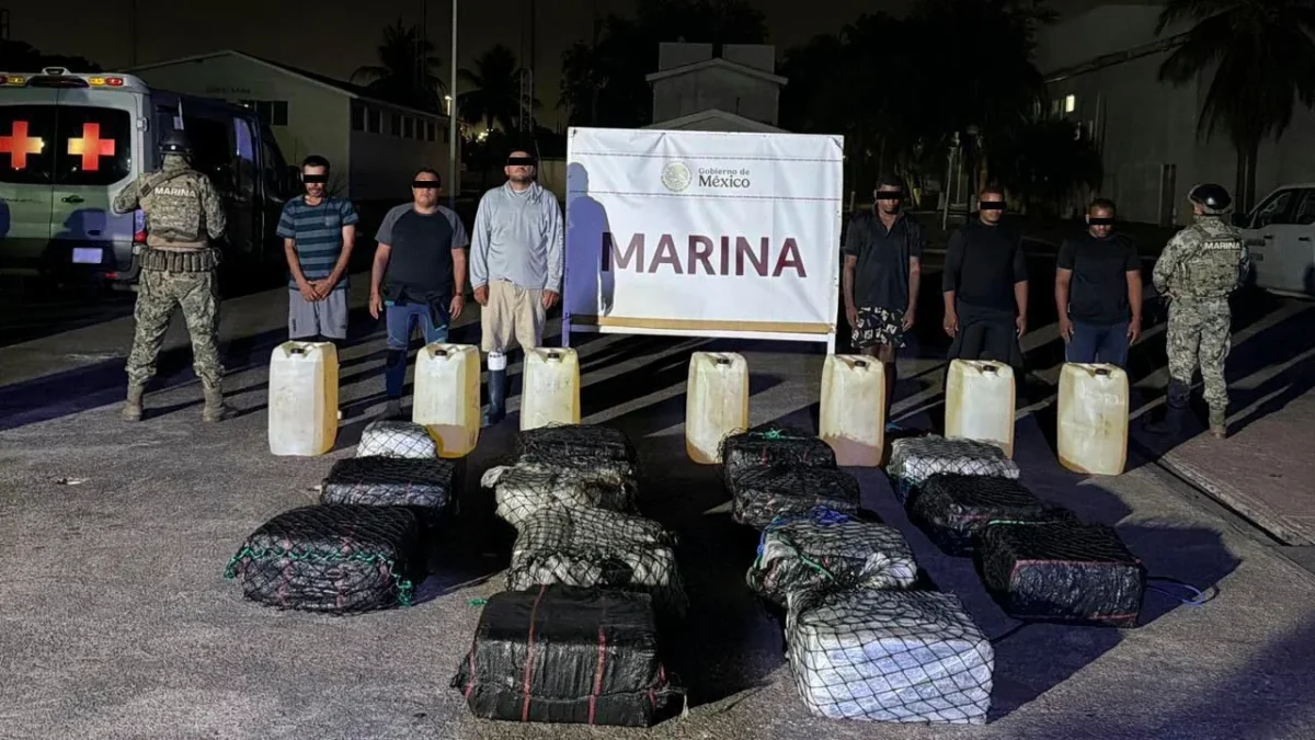 La Marina aseguró 650 kilos de presunta cocaína y detuvo a 6 personas en una operación marítima en Michoacán.