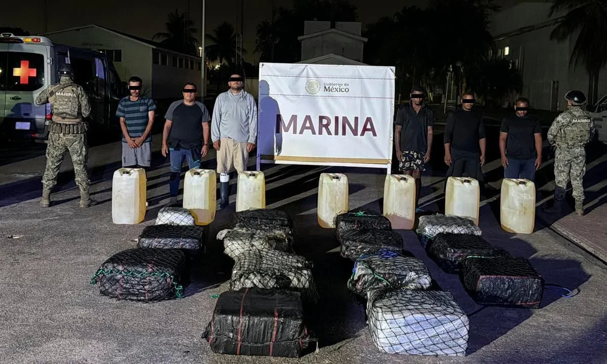 La Marina aseguró 650 kilos de presunta cocaína y detuvo a 6 personas en una operación marítima en Michoacán.