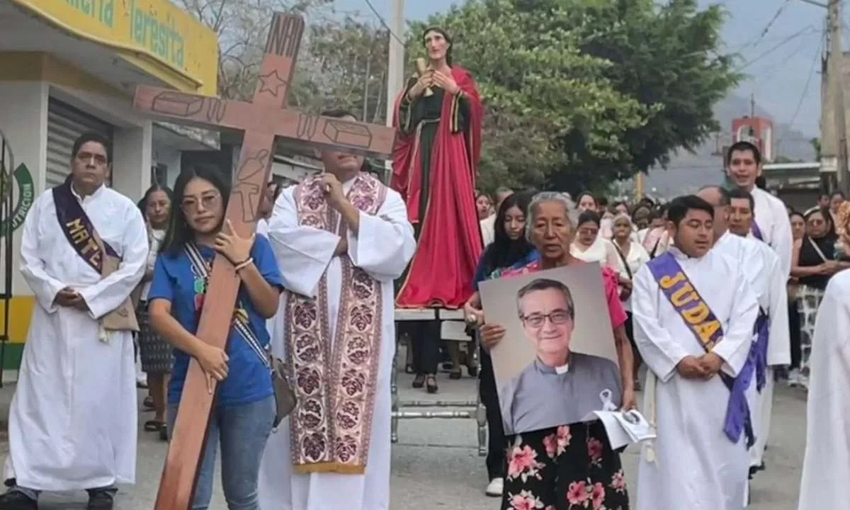 Católicos realizan “Viacrucis por la Vida” y exigen justicia por el asesinato del sacerdote Juan Manuel Zavala Madrigal en Chiapas.