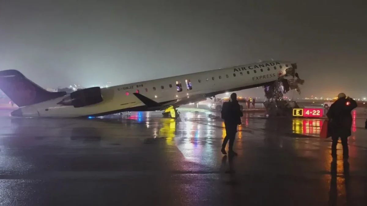 Un avión de Air Canada colisionó contra un camión de bomberos en el aeropuerto LaGuardia en Nueva York, reportan varios heridos.