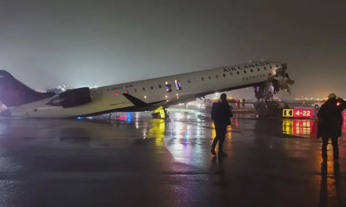 Un avión de Air Canada colisionó contra un camión de bomberos en el aeropuerto LaGuardia en Nueva York, reportan varios heridos.