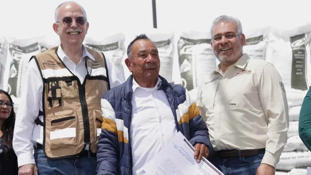El gobernador estatal y el titular de la Sader arrancaron la entrega de fertilizantes a productores michoacanos.