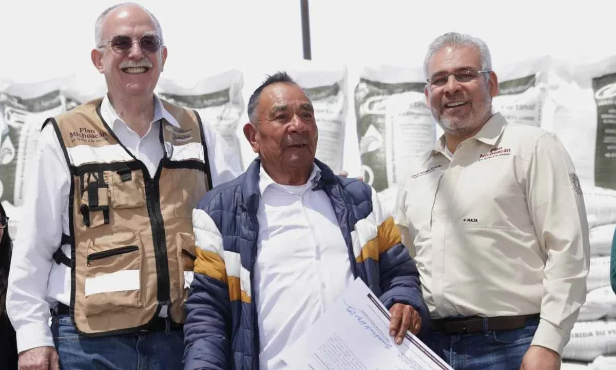 El gobernador estatal y el titular de la Sader arrancaron la entrega de fertilizantes a productores michoacanos.