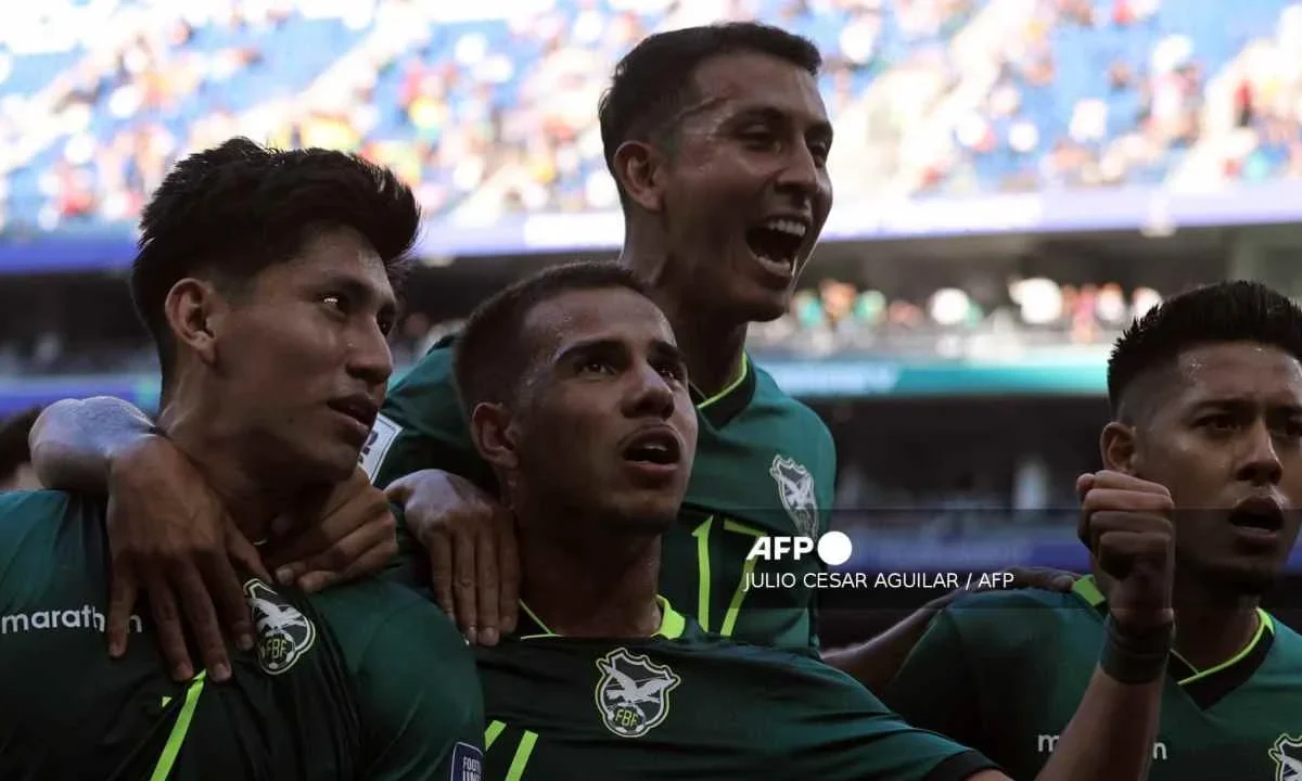 Bolivia derrotó 2-1 a Surinam, en una de las llaves del torneo clasificatoria de la FIFA; ahora buscará el boleto a la Copa del Mundo ante Irak.