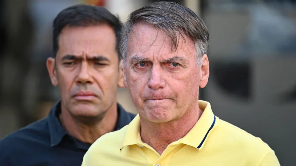 El expresidente Jair Bolsonaro fue dado de alta tras permanecer hospitalizado por bronconeumonía y continuará su condena domiciliaria en Brasilia.