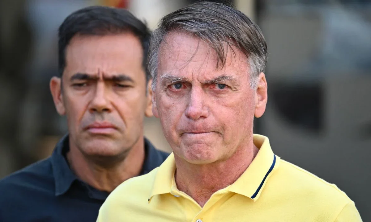 El expresidente Jair Bolsonaro fue dado de alta tras permanecer hospitalizado por bronconeumonía y continuará su condena domiciliaria en Brasilia.
